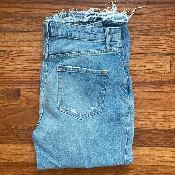 We The Free. Cropped, Lightwash Boyfriend Jeans. Distressed, Casual. Size 29. - Picture 2 of 7